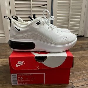 Women’s Nike air Max dia 7.5